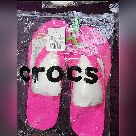 CROCS Women's Vibrant Pink Sandals - Picture 5 of 10